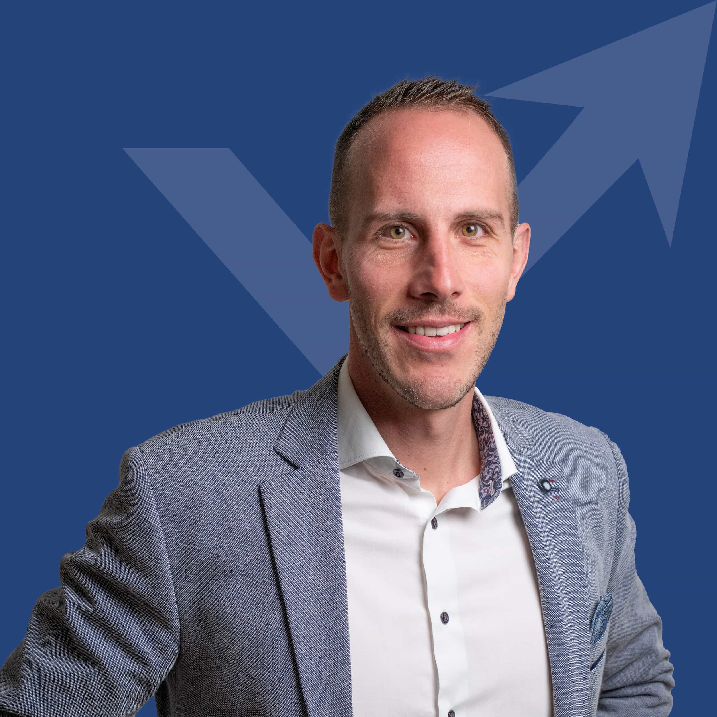 Portrait sur fond bleu identité Finex de Flavien Stoppa